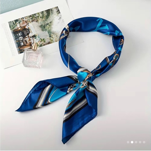 Printed Square Scarfπ - Picture 8 of 11